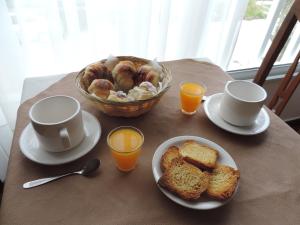 马德普拉塔Hotel My Way的一张桌子,上面放着一碗面包和咖啡