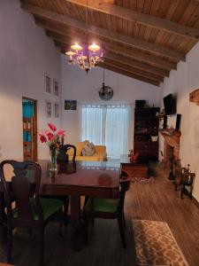 Arroyo FríoChalet los Pinos Constanza的客厅配有桌子和沙发