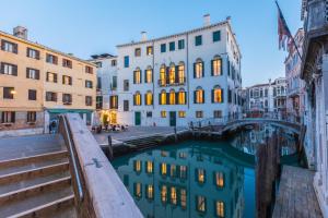 威尼斯Palazzo Morosini Degli Spezieri - Apartments的一座有建筑物和桥梁的城市运河