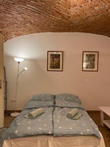 萨格勒布Apartment San Marco的一间卧室配有一张带两个枕头的床