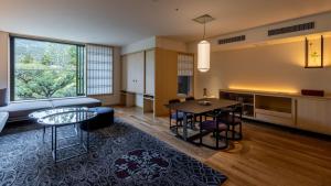 京都Fufu Kyoto的一间带桌子的客厅和一间厨房