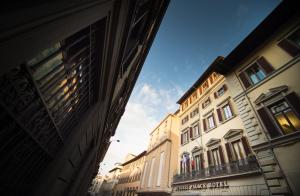 佛罗伦萨斯托洛兹皇宫酒店的从两栋建筑之间的小巷欣赏风景