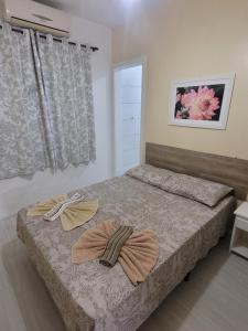 弗洛里亚诺波利斯Pousada do Sol的一间卧室配有一张床,上面有两条毛巾