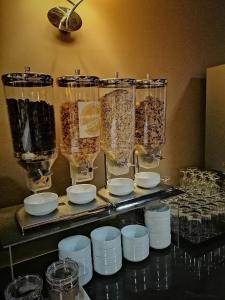 马亚维阿诺特酒店的桌子上放着杯子的一组眼镜