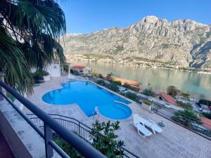 MuoStunning view to Kotor bay and Old town - C2 Vista的山景游泳池