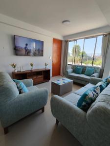 卡马纳Departamentos en Camaná的带沙发和平面电视的客厅
