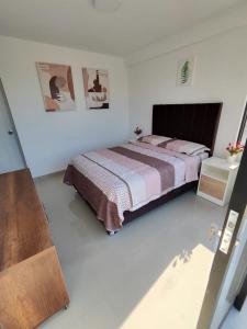 卡马纳Departamentos en Camaná的一间白色客房内的床铺卧室