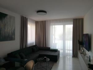 波普拉德MBV28 Apartments的带沙发和大窗户的客厅