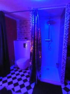 巴尔LOVE ROOM Le rouge et noir的紫色灯的客房内浴室设有卫生间