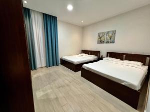 阿可贺巴Mandarin的酒店客房设有两张床和窗户。