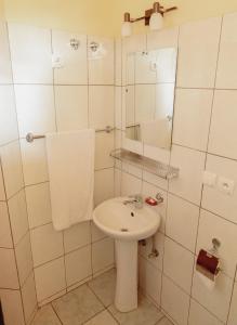 基加利Centre Saint Vincent Pallotti的白色的浴室设有水槽和镜子