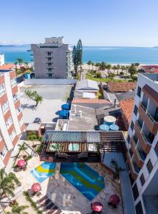 弗洛里亚诺波利斯Boulevard Beach Canasvieiras Hotel的享有度假胜地的空中景致,设有游泳池和海洋
