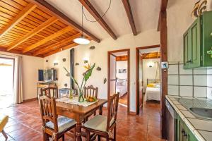 埃尔帕索Casa Rincón Palmero的厨房以及带桌椅的用餐室。