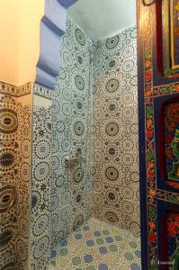 舍夫沙万Dar El Fanne的浴室的墙壁上设有图案淋浴。