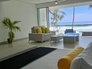 哈巴拉杜瓦Josan Villa with a Glorious Beach and Sea View的海景客厅