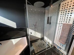 罗丁Luxus Loft über den Dächern von Roding的一间带玻璃淋浴和水槽的浴室