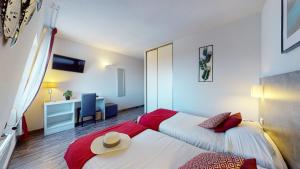 埃维昂莱班法兰西康塔克酒店的酒店客房配有两张床和一张书桌