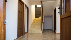 克卢日-纳波卡Casa Luna的房屋内带楼梯的走廊