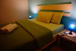 吉利特拉旺安玫瑰寄宿家庭旅馆的一间卧室配有一张大床,上面有两盏灯