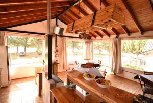 埃斯克尔hosteria las cachi alojamiento的一间带桌子和一些窗户的用餐室