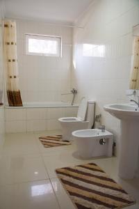 KoshkolʼRaduga West Pineforest - коттедж в аренду на Иссык-Куле的白色的浴室设有卫生间和水槽。