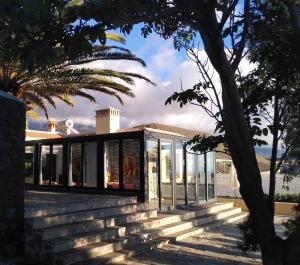 塔扎克蒂Finca Marina BuenVivir的海滩上带玻璃墙的房子