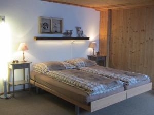 哈斯利伯格斯塔尔达社旅馆的一间卧室配有一张大床和两张桌子