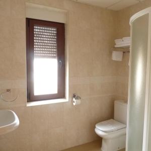 阿维拉米拉多阿维拉旅馆的一间带卫生间和窗户的浴室