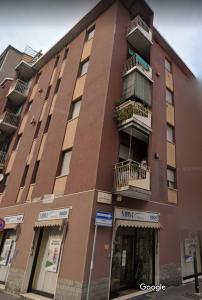 塞斯托-圣乔凡尼Apartment Station Sesto - Affitti Brevi Italia的带阳台的大型棕色建筑