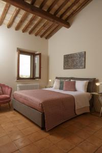 卡纳拉SeiPetali的一间卧室配有一张大床和一把椅子