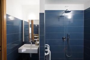 卡纳拉SeiPetali的蓝色的浴室设有水槽和淋浴