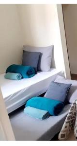 卡罗莱纳kitnet completa no Centro的两张单人床,配有蓝色枕头