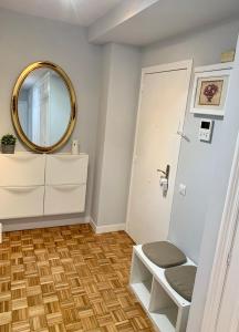 希洪Apartamento con garaje a un paso de la playa的浴室设有镜子和白色门