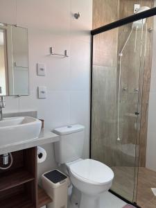 瓜尔达恩巴Morada da Marta的浴室配有卫生间、盥洗盆和淋浴。