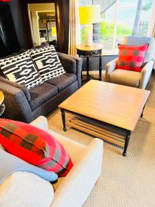 荷马Oceanhouse的客厅配有两张沙发和一张咖啡桌