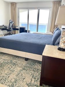 马霍礁Sunset Beach View - Luxury Studio next to The Morgan Resort的一间卧室配有一张床、一张书桌和一个窗户。