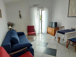 马林斯卡Vila Kraljica的客厅配有蓝色的沙发和桌子