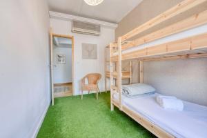 波尔图Travel & Live Nature的一间卧室配有两张双层床和椅子