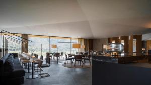 Barraca de Aguas VivasLa Galiana Golf Resort - Adults Only的餐厅设有桌椅和大窗户。