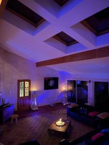AbzacLa villa bella的一间客厅,客厅里设有蓝色的灯光