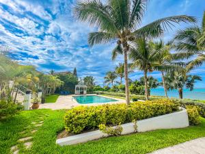 拿骚Villa Sea Haven at Orange Hill Beach - Private Pool的一座别墅,设有游泳池和棕榈树