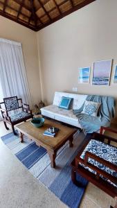 科鲁里皮Coco Pontall Bangalôs的带沙发和咖啡桌的客厅
