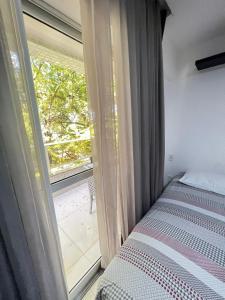 若昂佩索阿Prédio Solar do Atlântico - Apartamento lateral em Tambaú的一间卧室设有一张床和一个大窗户