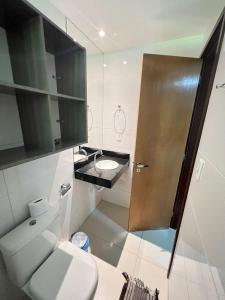 若昂佩索阿Prédio Solar do Atlântico - Apartamento lateral em Tambaú的浴室配有卫生间、盥洗盆和淋浴。