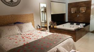 贡萨尔维斯Chalé Canto do Galo 1的一间卧室配有一张床和浴缸