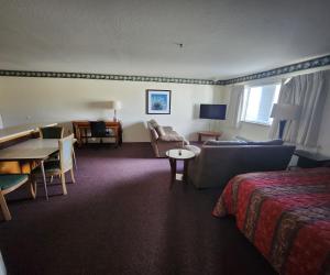 新奥尔良市Bayview Inn的酒店客房配有床、沙发和桌子。