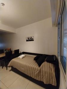 门多萨Shanti Alojamiento Monoambiente y Departamento的一间卧室配有一张床和一张桌子