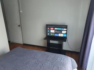 康塞普西翁德里奥旅馆的一间卧室配有一张床和一张桌子上的电视