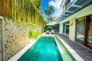勒吉安Villa Lacasa3 -Modern tropical 3BR Villa with butler的一座带房子的后院的游泳池