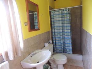 米萨华丽港Hotel El Albergue Español的浴室配有白色卫生间和盥洗盆。
